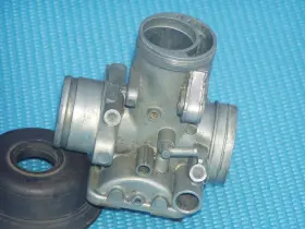 16103-392-004 Honda 75-76 Cb750 F Carb Body Inside Right Carburetor C
